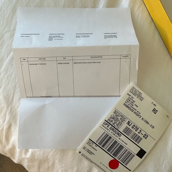 Fendi Rockoko
Black leather biker boots with stretch fabric size 36.5 - Picture 9 of 10